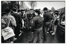402775 Afbeelding van een oploopje met nieuwsgierige jongeren in de wijk Zuilen te Utrecht, tijdens een controle door ...